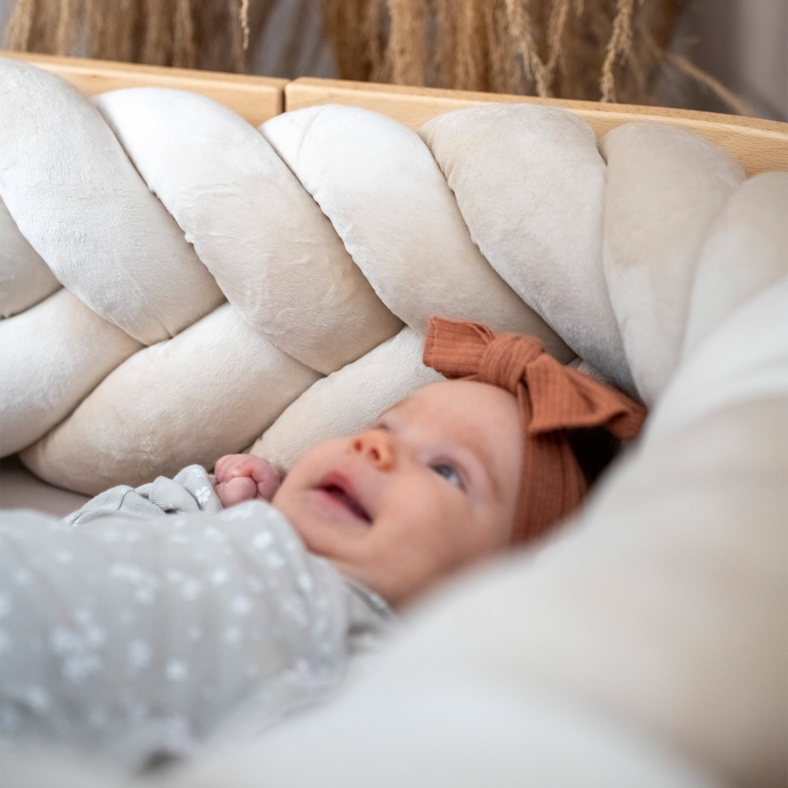 Bettschlange geflochten Fischgrätenoptik Velours – Premium Schutz & Komfort - Bettumrandung