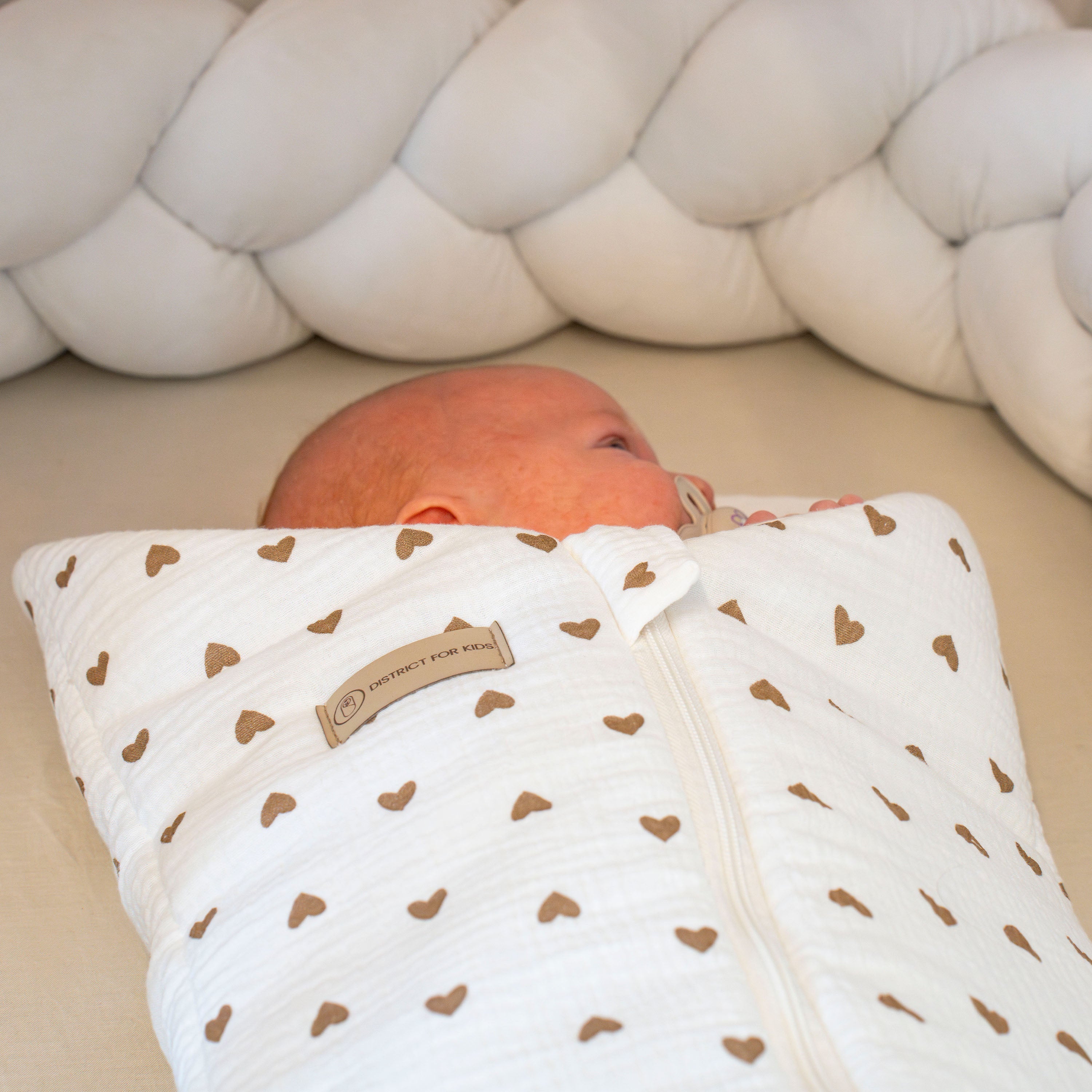 Pucksack Musselin Herzen braun mitwachsend – Ganzjahres Babyschlafsack - Pucksack