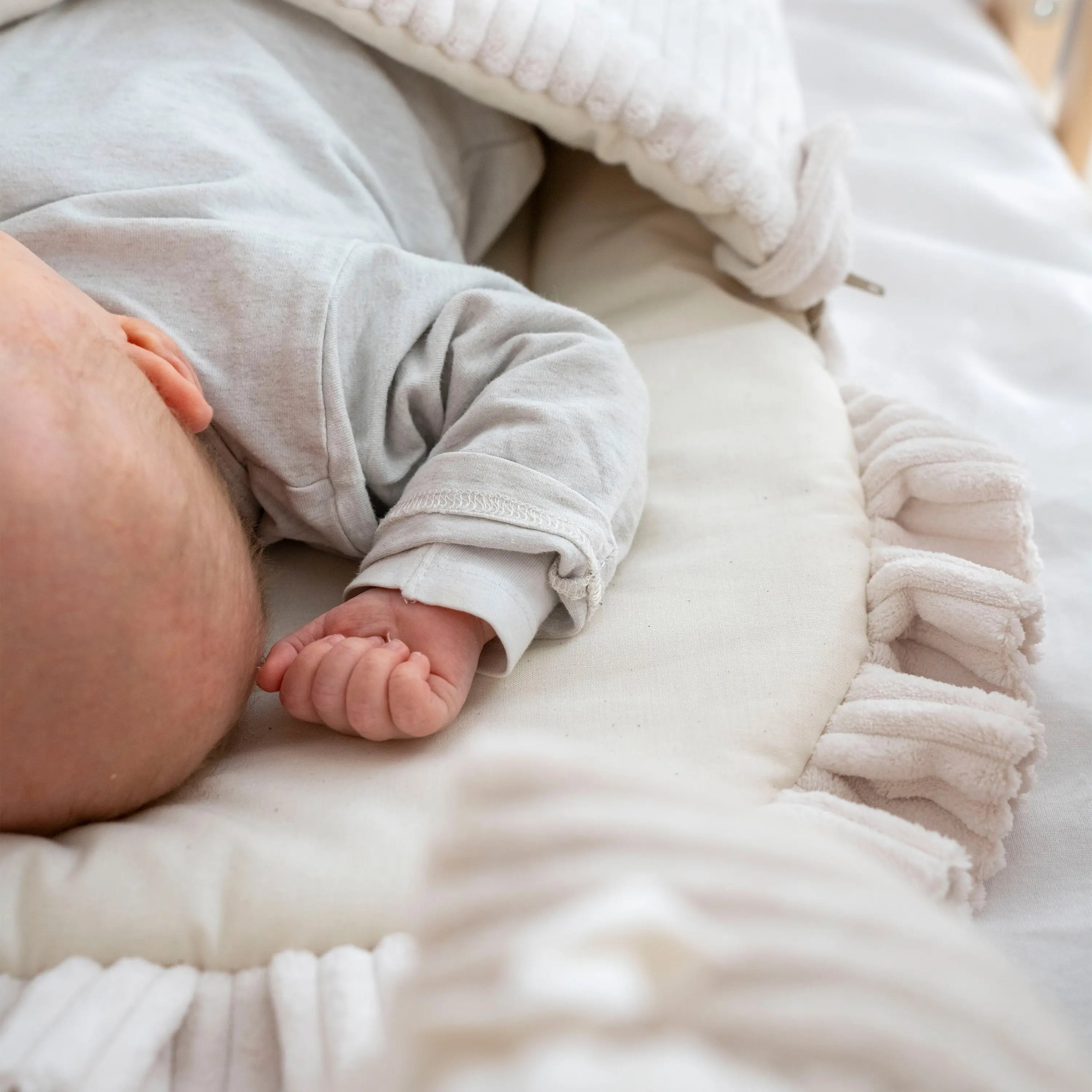 Babyschlafsack Dreamy Cord, Baby beim Wickeln