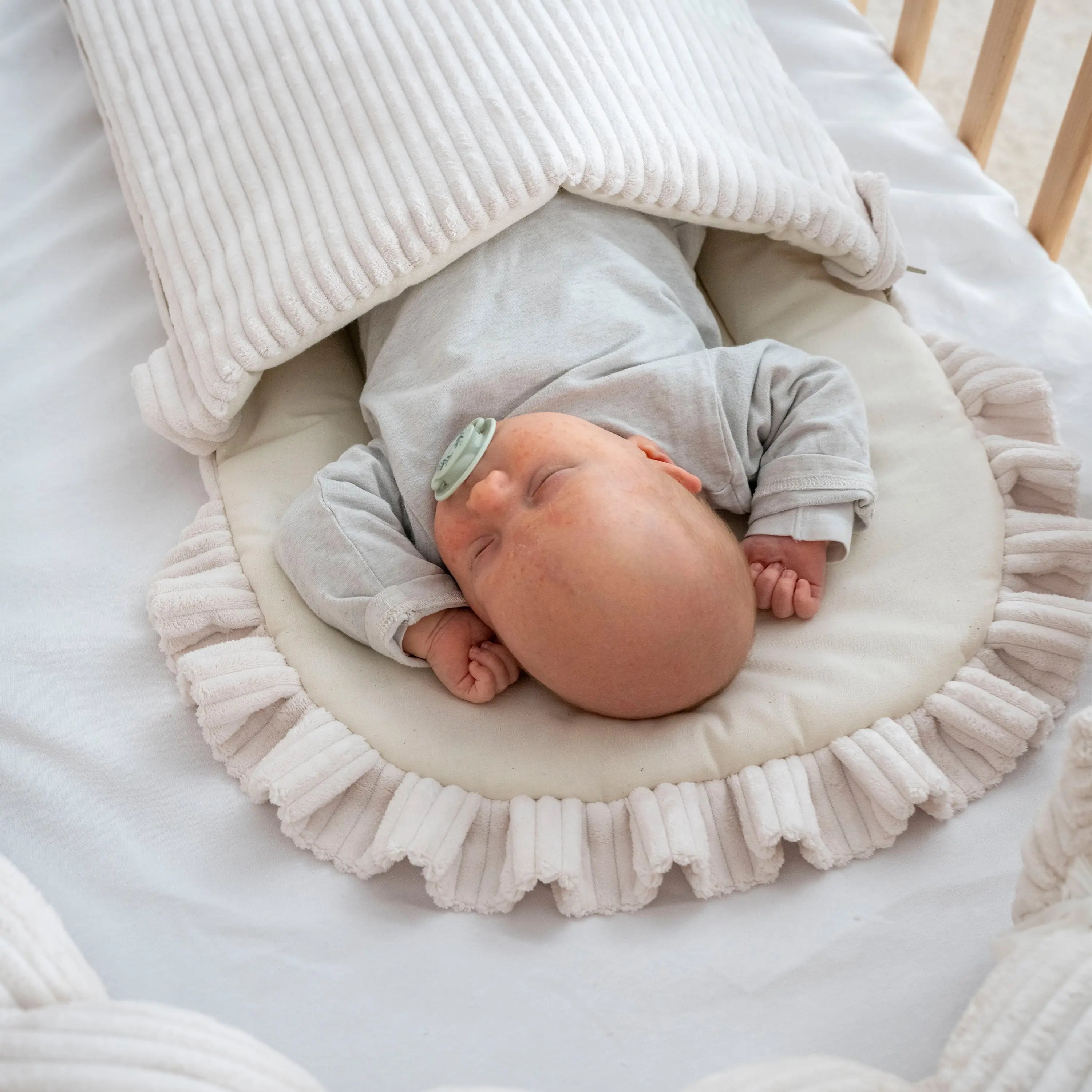 Babyschlafsack Dreamy Cord, Baby liegt geborgen im Schlafsack