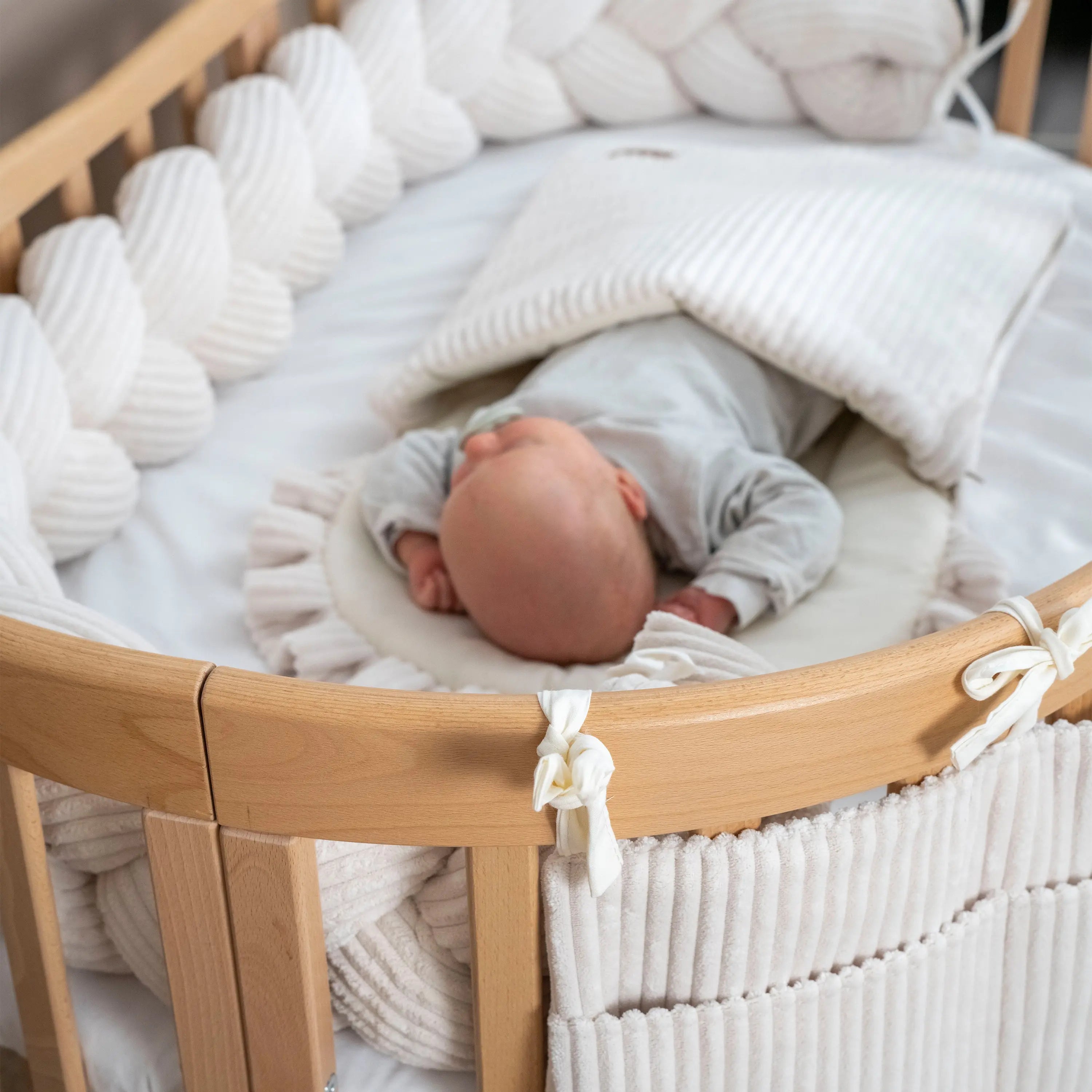 Bettschlange Baby geflochten Cord – Bettzopf & Bettumrandung fürs Babybett District for Kids