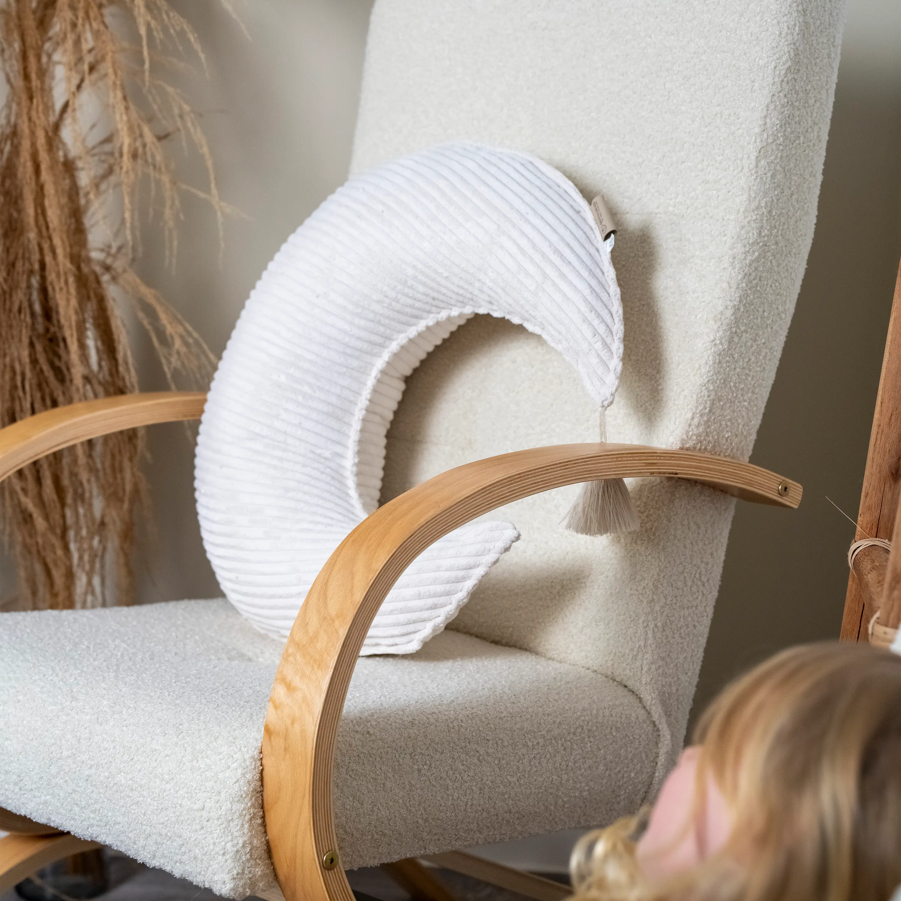 Stillkissen Halbmond Cord – Komfort, Unterstützung & stilvolle Optik District for Kids