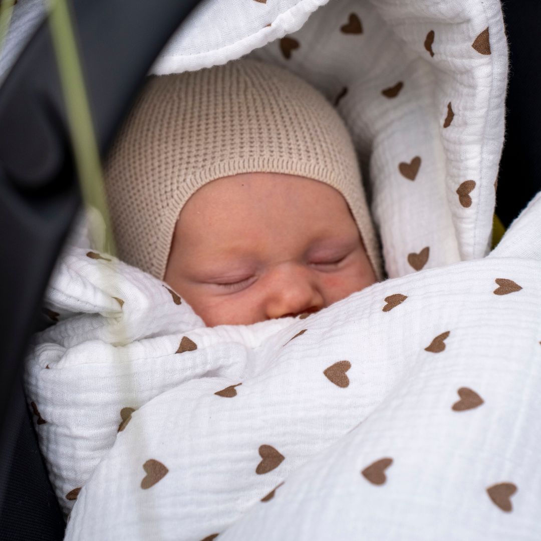 Einschlagdecke Musselin Herzen braun – Perfekt für jede Autoschale - Einschlagdecke Autoschale