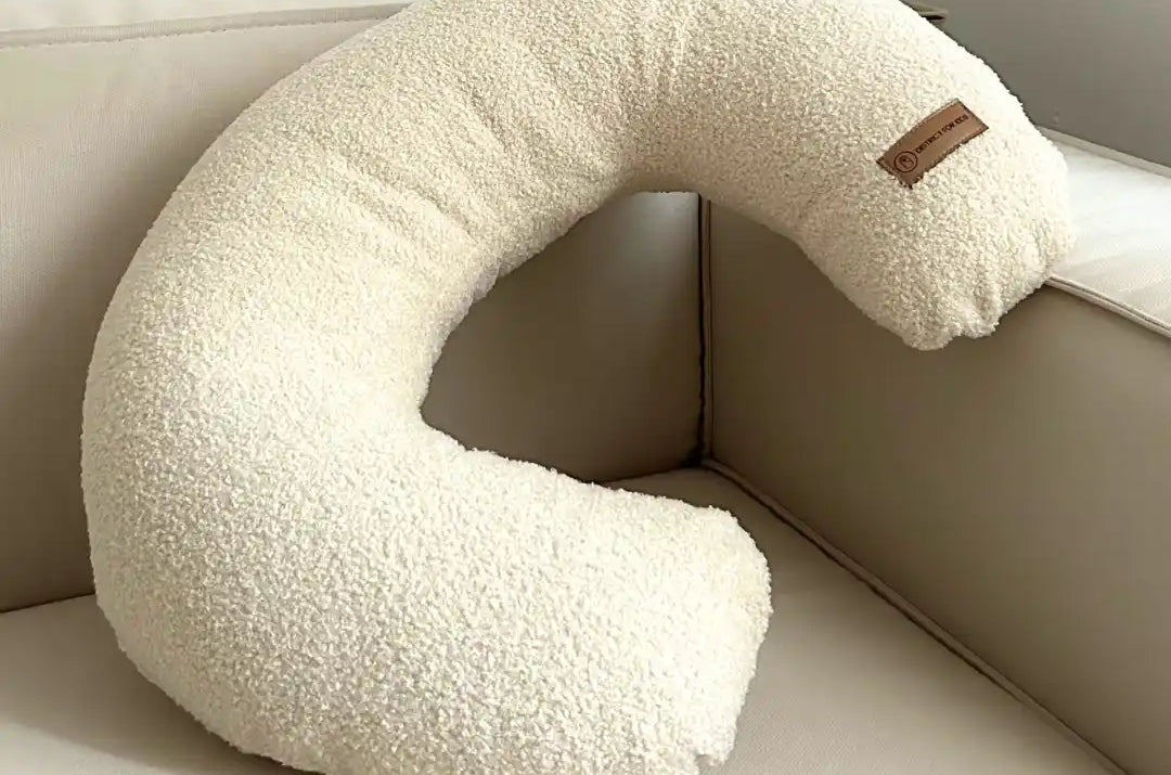 Säurefarbener, C-förmiger, flauschiger Kissen.