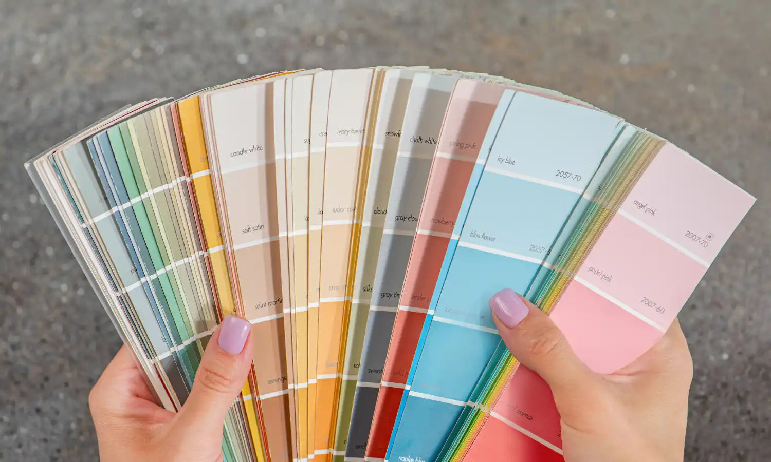 Ein Fan-Deck mit Farbmustern von Farben.