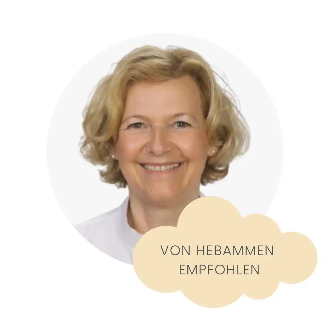 Eine lächelnde Frau mit blondem Haar, die ein weißes Oberteil trägt.