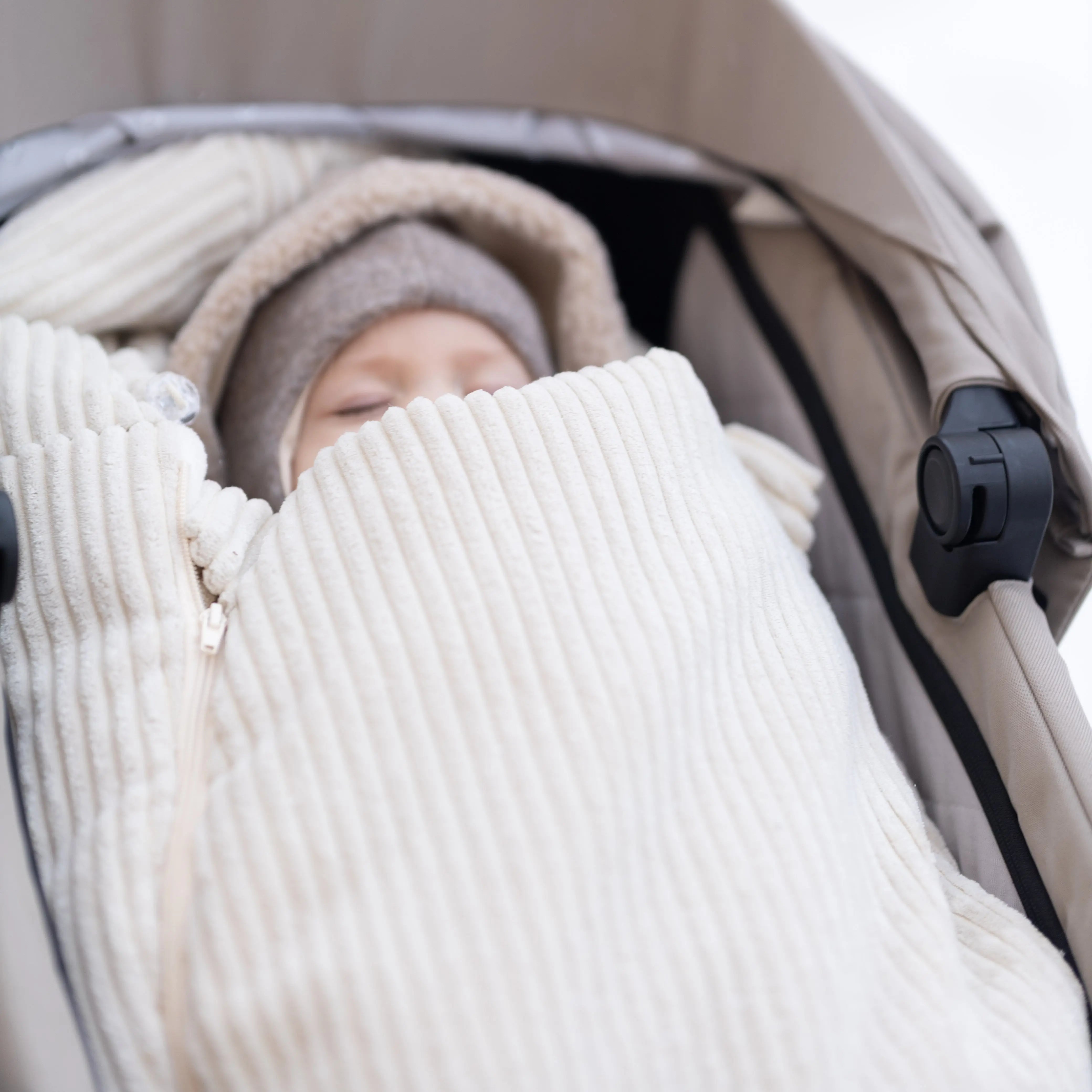 Winterfußsack Cord – warm & stylisch für Kinderwagen & Autoschale District for Kids