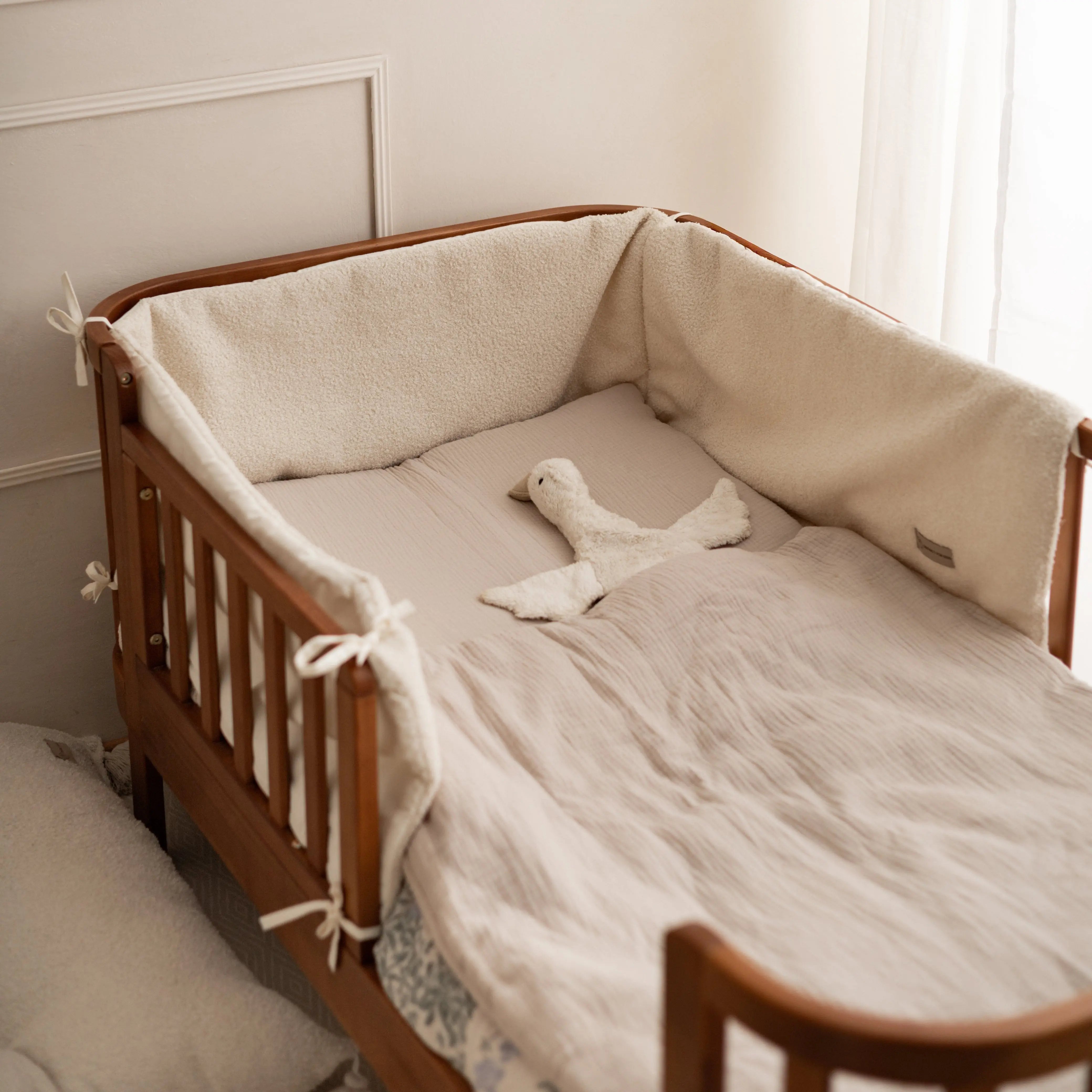 Bettumrandung Teddy Bouclé – Weiche Premium Umrandung für Baby- & Beistellbetten District for Kids