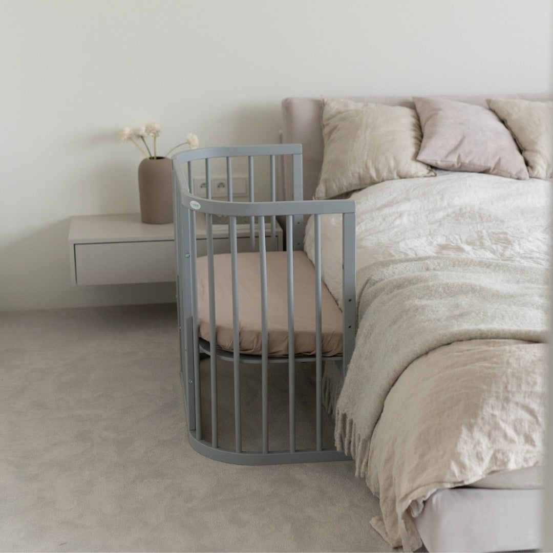 Babybett 5-in-1 – Ein Bett für viele Jahre - mitwachsend | Quadratische Form - Babybett