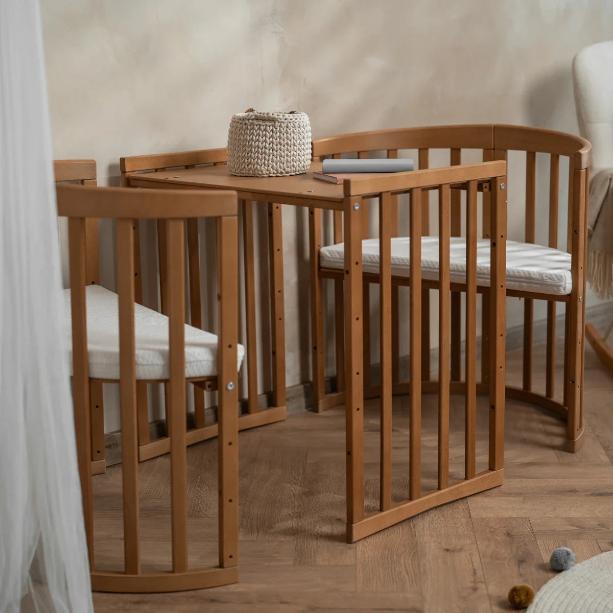 Babybett 7-in-1 – Ein Bett für viele Jahre - mitwachsend | Quadratische Form - Babybett