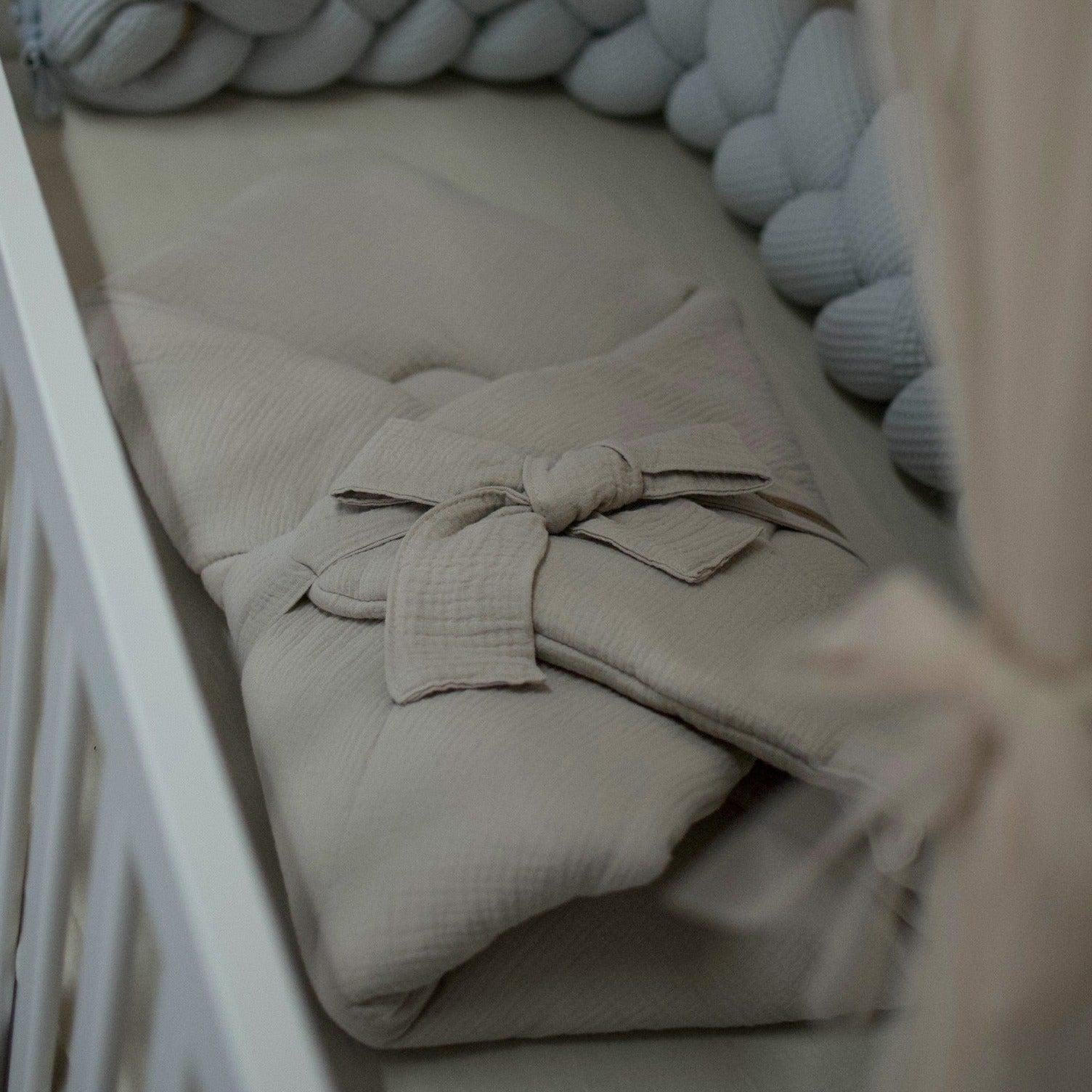 Babyhörnchen Musselin mit Schleife – Kuschelige Puckdecke & Einschlagdecke-Babyhörnchen-District for Kids-Beige-2.5 TOG-District for Kids