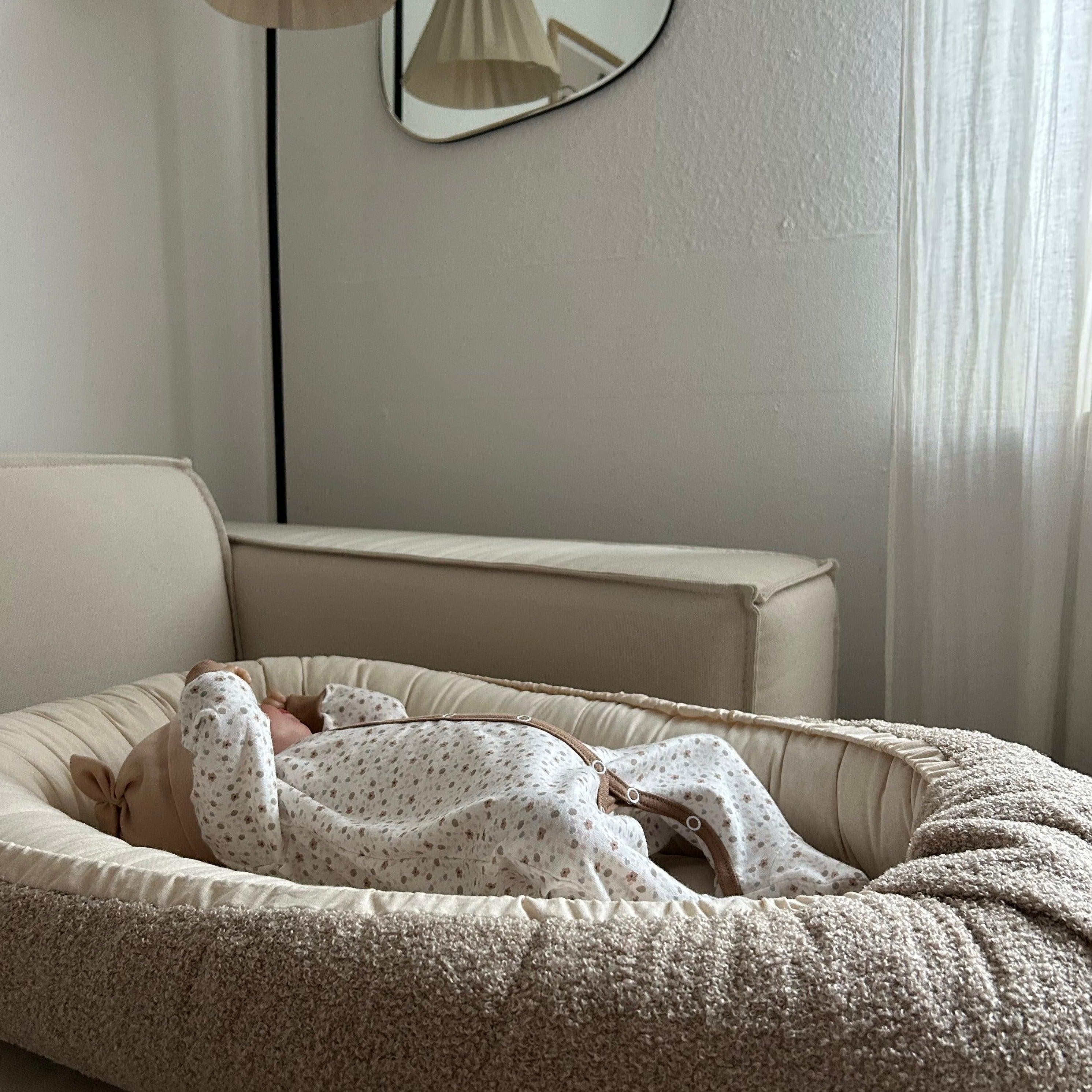 Babynestchen Teddystoff-Bouclé – Kuscheliger Baby-Kokon für Geborgenheit & Wärme-Babynestchen-District for Kids-Beige-District for Kids