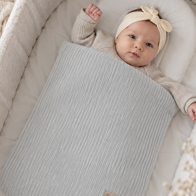 Babyschlafsack cord sleepy creme 2.5 tog grau im stubenwagen
