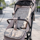 Sitzauflage Baumwolle Leoprint für den Kinderwagen inkl. Gurtschutz - universell passend District for Kids