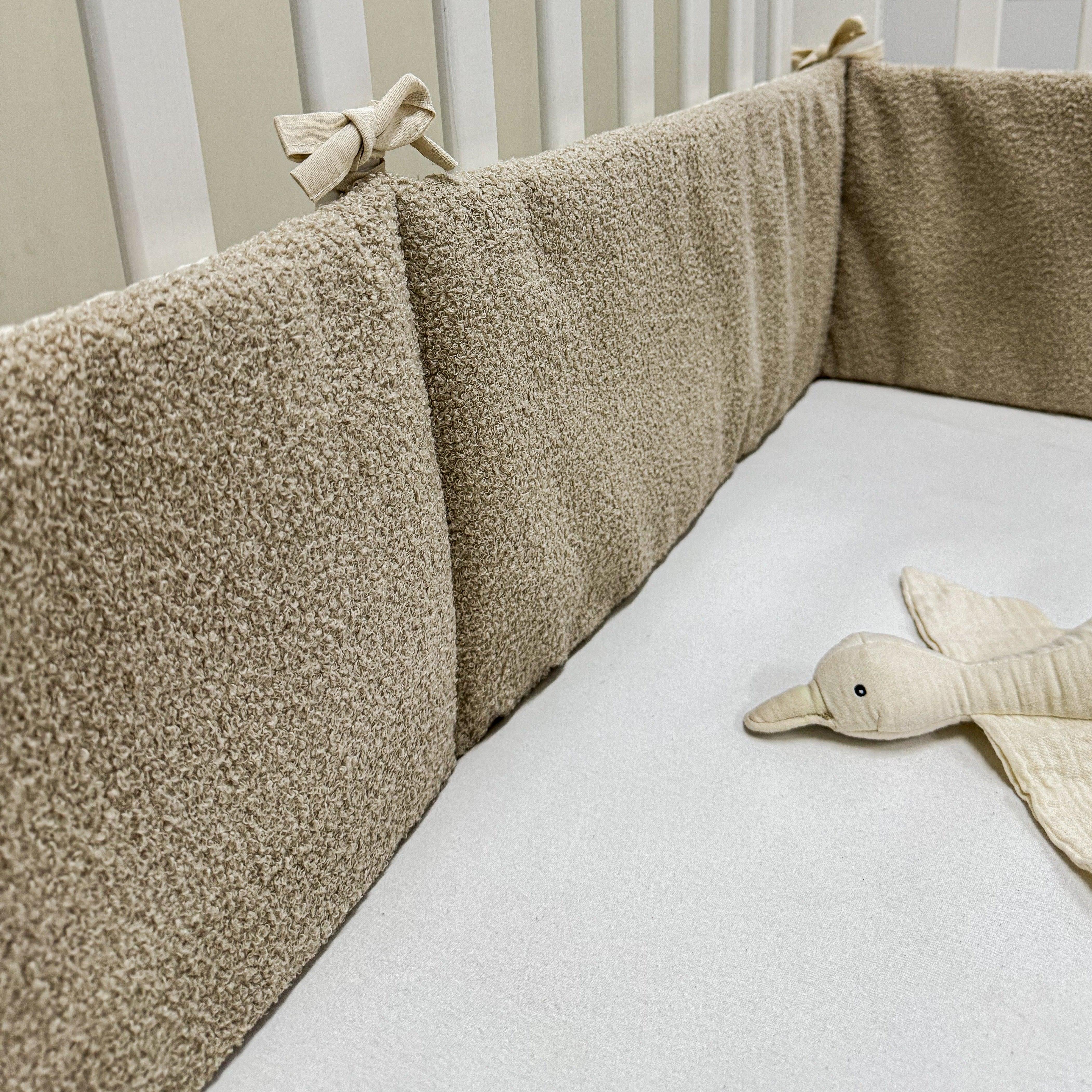 Bettumrandung Teddy Bouclé – Weiche Premium Umrandung für Baby- & Beistellbetten-Bettumrandung-District for Kids-Creme-150 cm-District for Kids