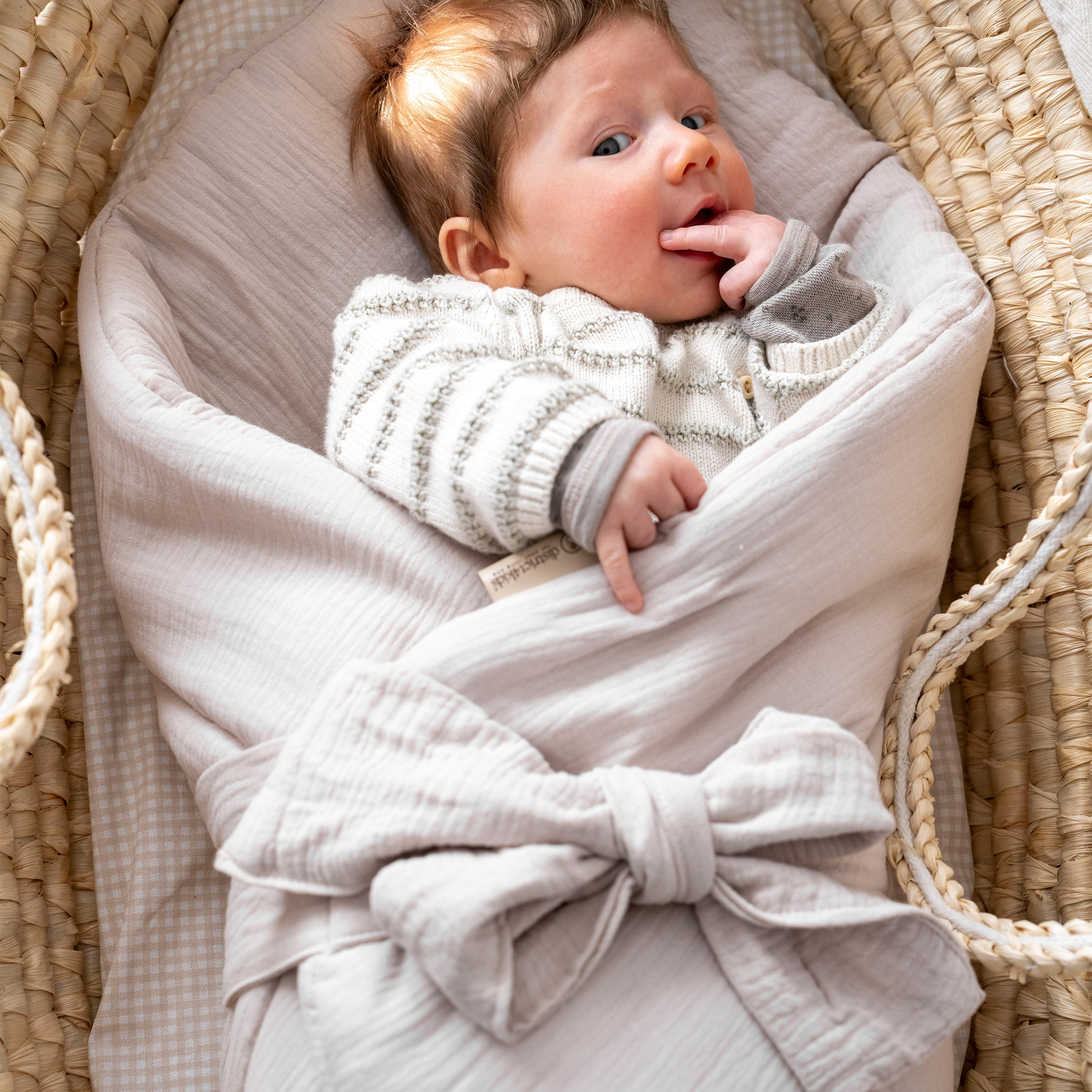 Babyhörnchen Musselin mit Schleife – Kuschelige Puckdecke & Einschlagdecke District for Kids