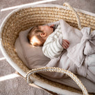 Babyhörnchen Musselin mit Schleife – Kuschelige Puckdecke & Einschlagdecke District for Kids