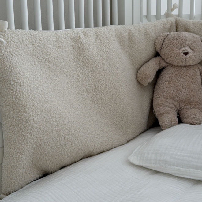 Bettumrandung Teddy Bouclé – Weiche Premium Umrandung für Baby- & Beistellbetten - Bettumrandung