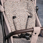 Sitzauflage Baumwolle Leoprint für den Kinderwagen inkl. Gurtschutz - universell passend District for Kids