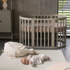Mitwachsendes Babybett 7-in-1 – Ein Bett für viele Jahre | Ovale Form-Babybett-Waldin-Natur-District for Kids
