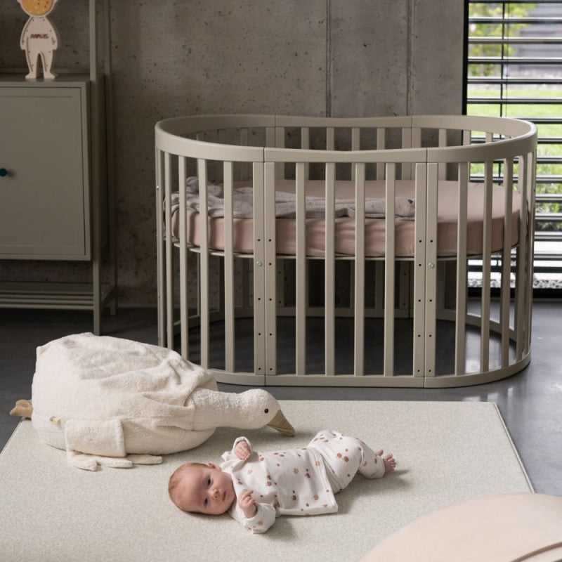 Mitwachsendes Babybett 7-in-1 – Ein Bett für viele Jahre | Ovale Form-Babybett-Waldin-Natur-District for Kids