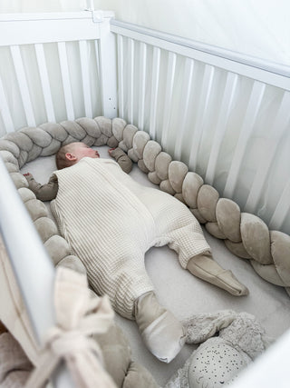 Baby trägt Schlafsack mit Füßen aus Waffelpique beim Schlafen