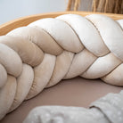 Bettschlange geflochten Fischgrätenoptik Velours – Premium Schutz & Komfort - Bettumrandung