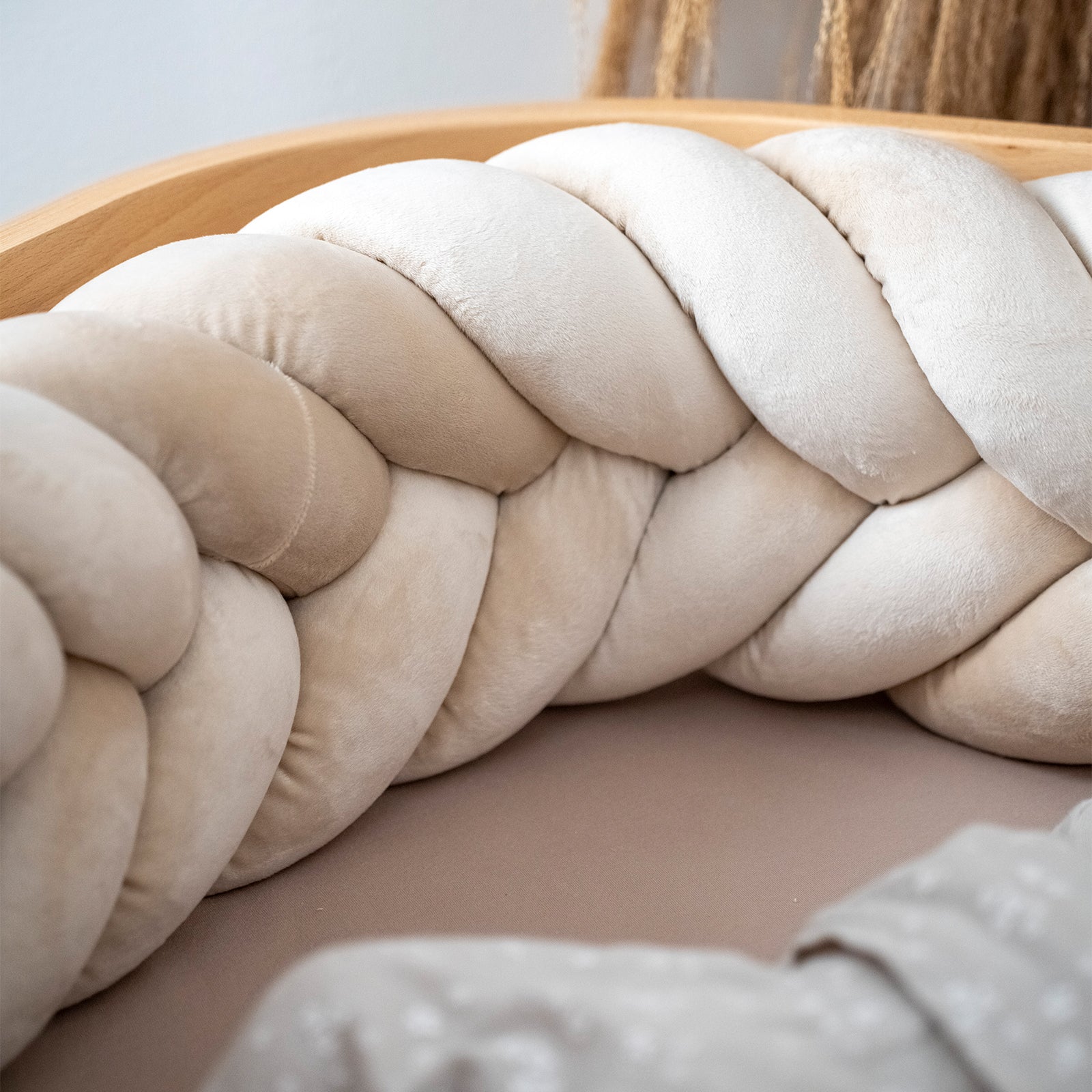 Bettschlange geflochten Fischgrätenoptik Velours – Premium Schutz & Komfort - Bettumrandung