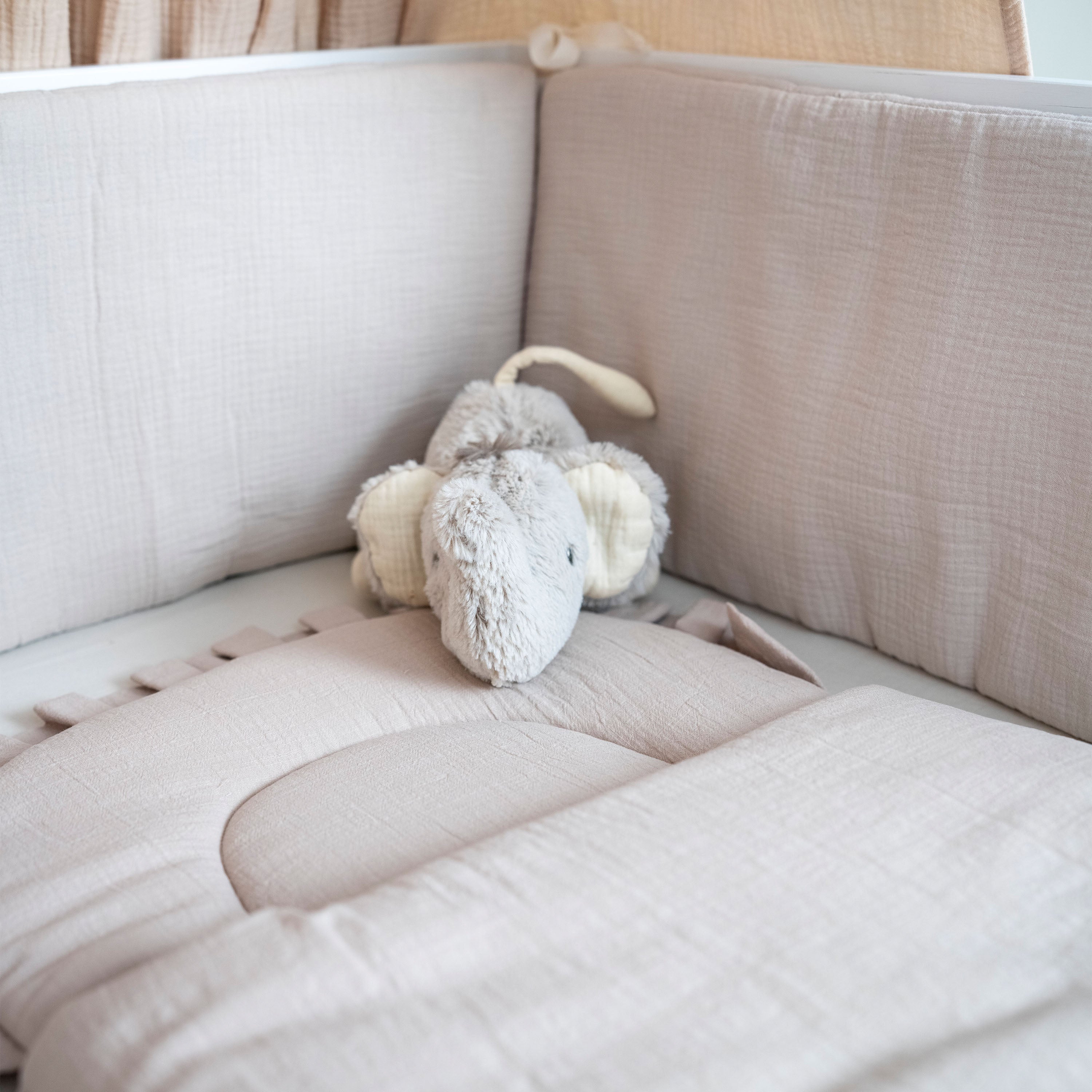 Bettumrandung Musselin für Babybett & Beistellbett – Weich Sicher & Handgefertigt - Bettumrandung