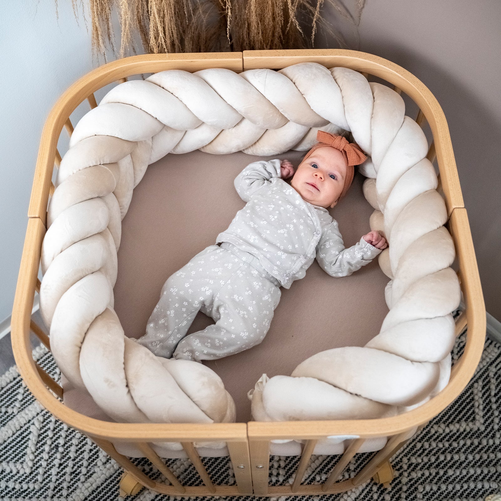 Bettschlange geflochten Fischgrätenoptik Velours – Premium Schutz & Komfort - Bettumrandung