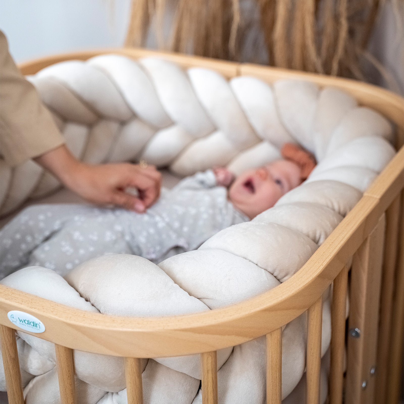 Bettschlange geflochten Fischgrätenoptik Velours – Premium Schutz & Komfort - Bettumrandung