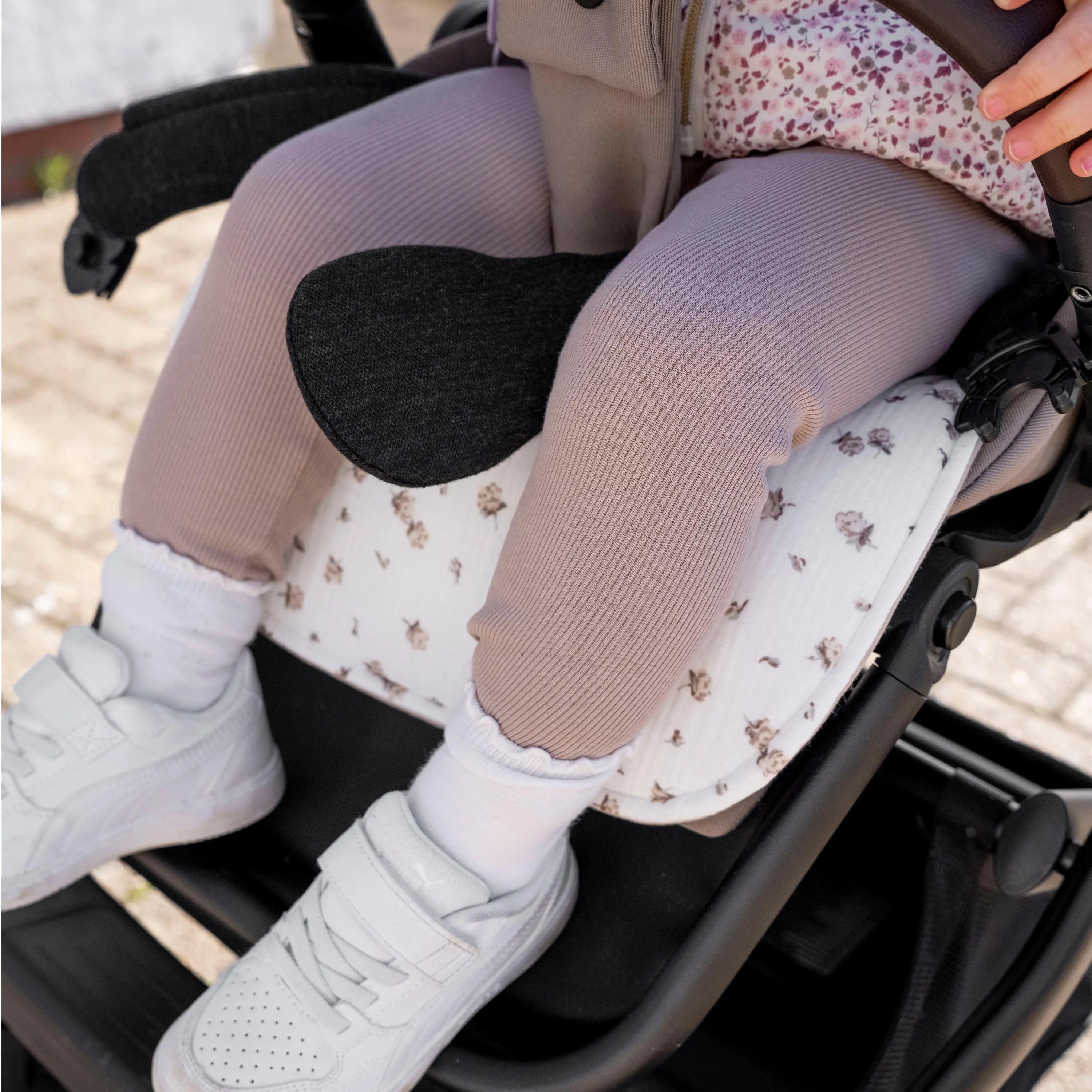 Sitzauflage Musselin Rosen für den Kinderwagen - universell passend District for Kids