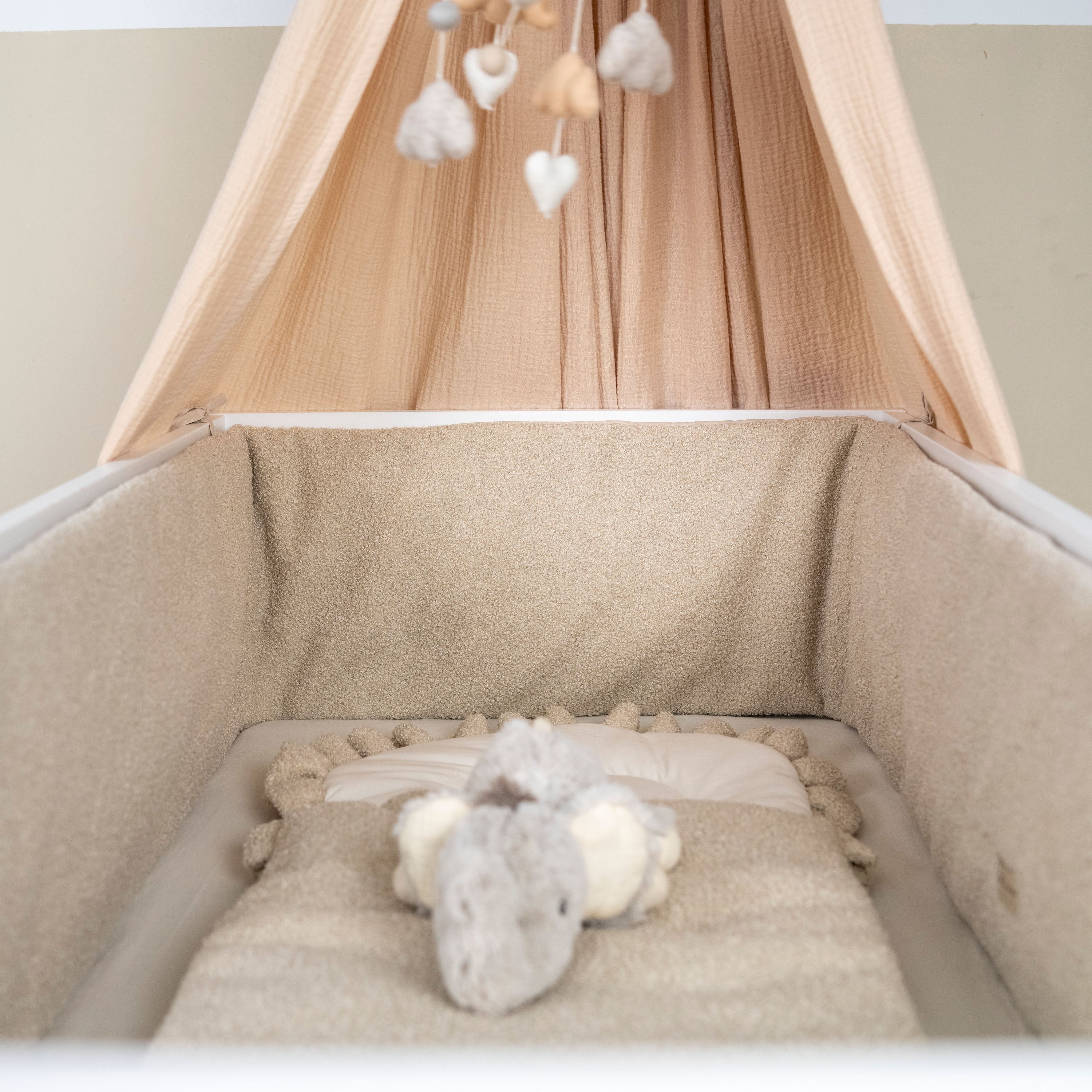 Bettumrandung Teddy Bouclé – Weiche Premium Umrandung für Baby- & Beistellbetten - Bettumrandung