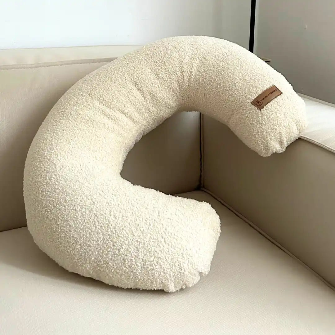Säurefarbener, C-förmiger, flauschiger Kissen.