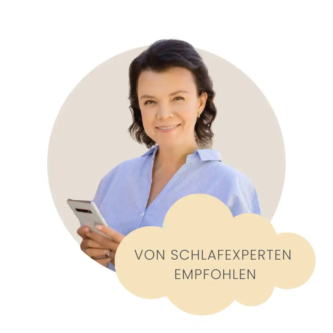 Lächelnde Frau in einem blauen Hemd, die ein Smartphone hält, mit einem Wolken-Grafiküberlagerung.