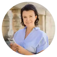 Frau hält ein Smartphone.