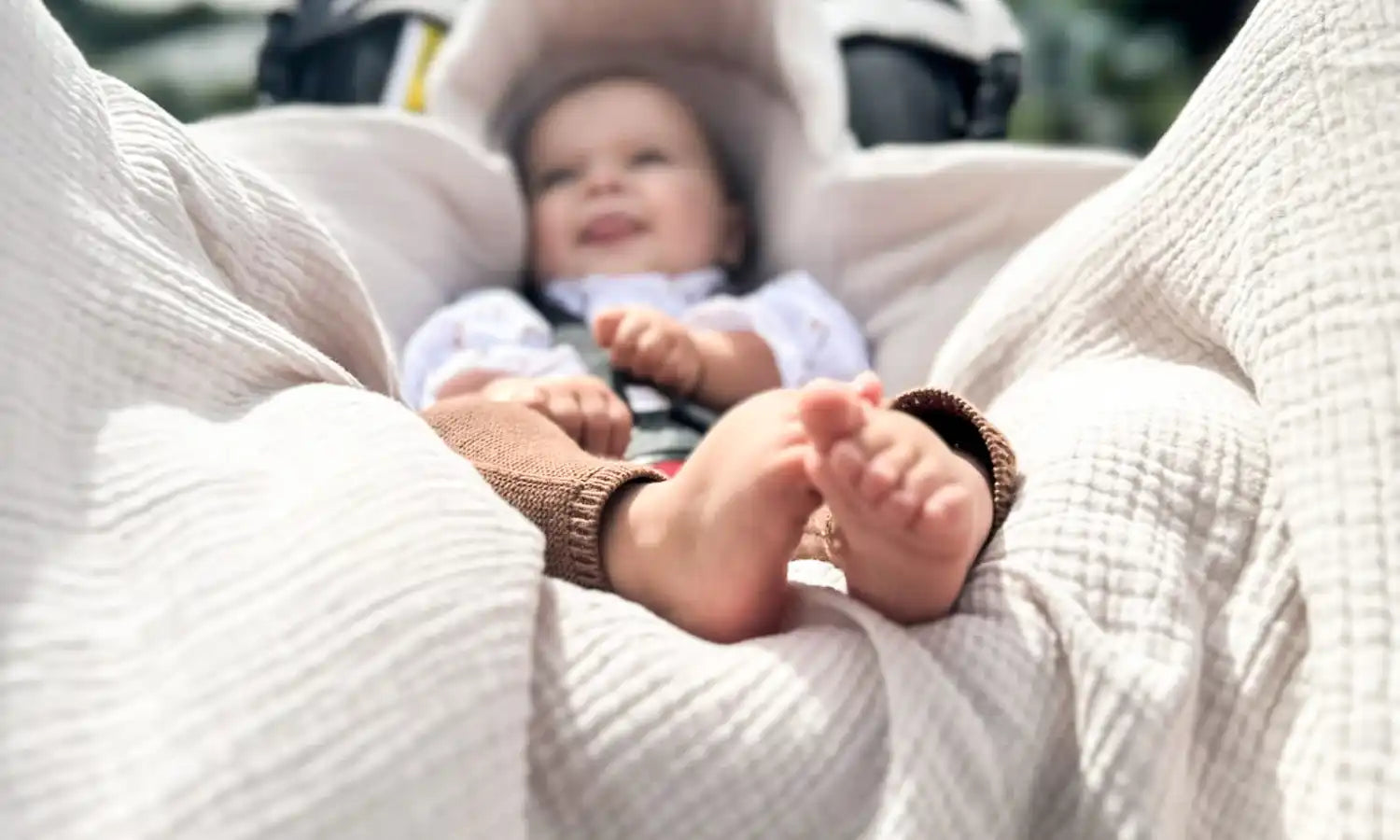 Glückliches Baby im Kinderwagen.