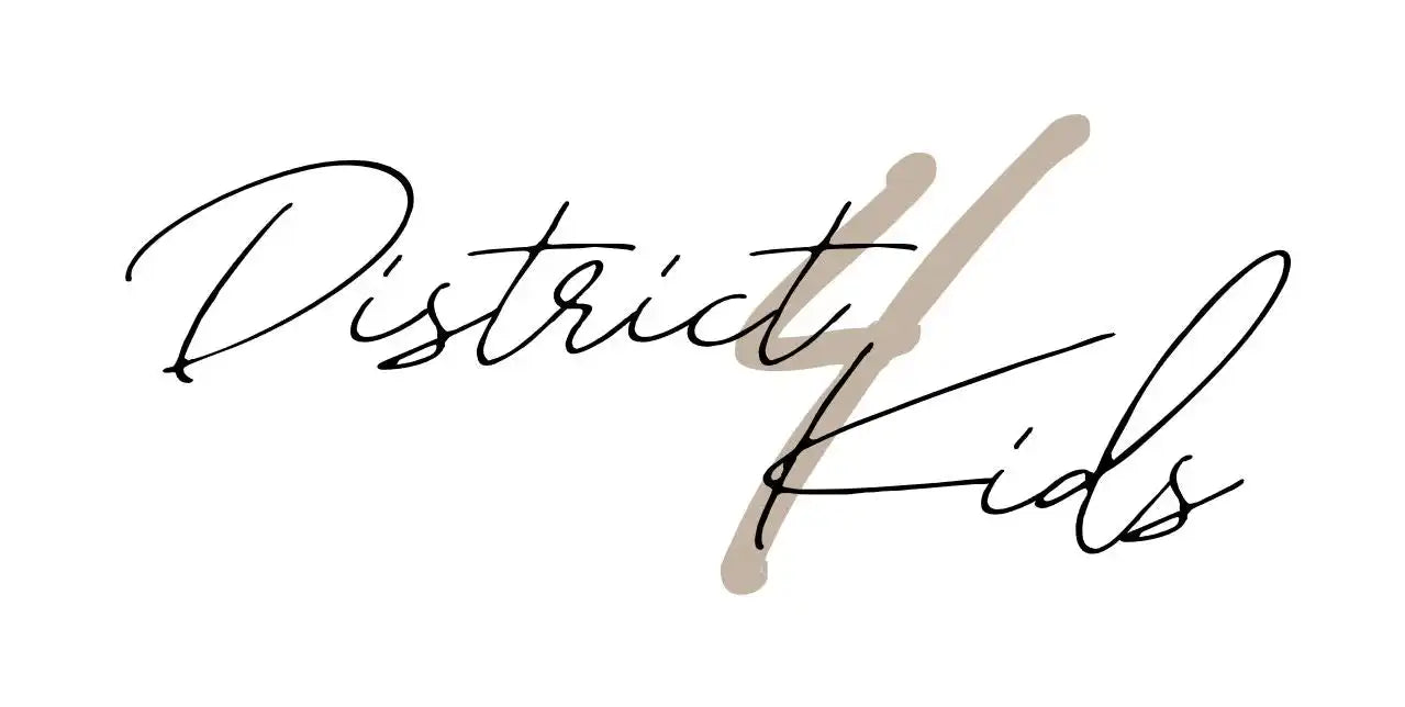 Ein handgeschriebenes Logo, das »District 4 Kids« in Schwarz und Hellbraun sagt.
