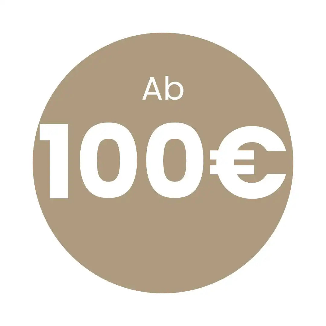 Ein runder, brauner Aufkleber mit weißer Schrift, der »Ab 100 €« anzeigt.