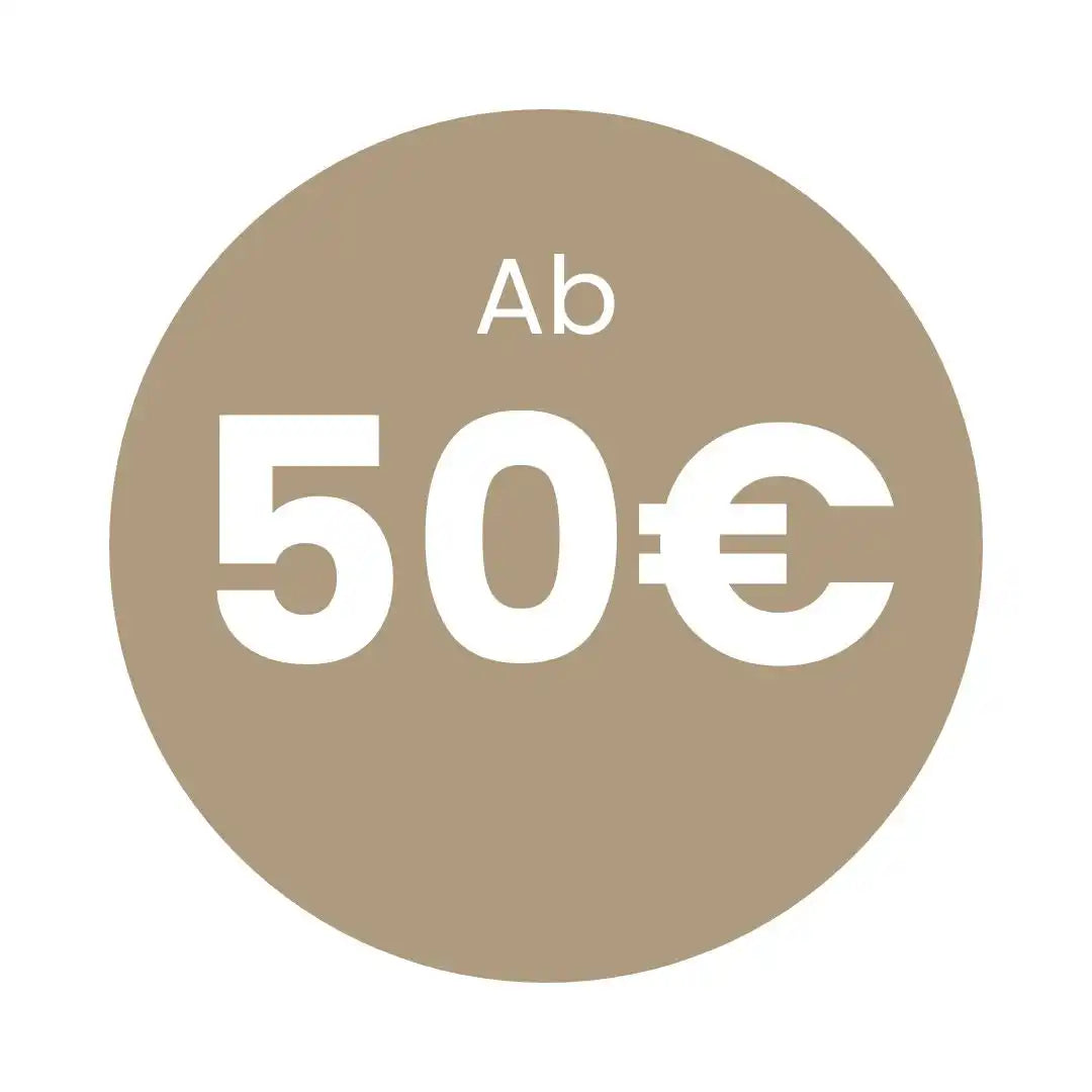 Ein runder beige Sticker mit »Ab 50 €« in weißem Text.