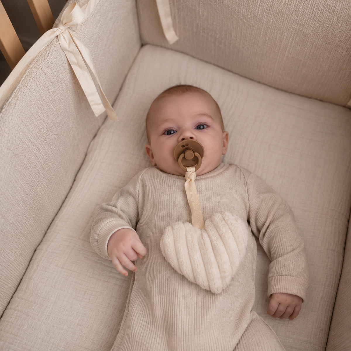 schnullerkette cord herz creme mit baby
