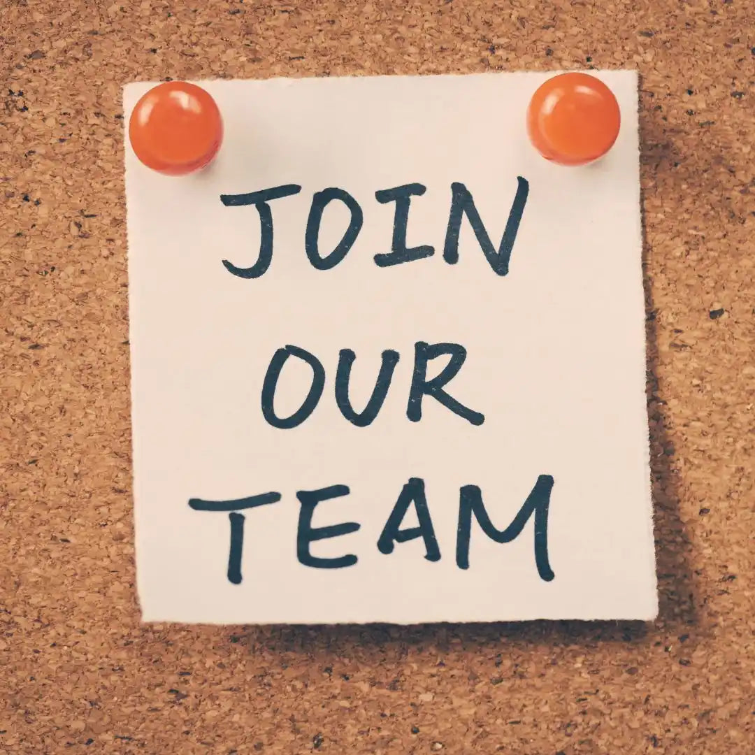 Eine weiße Sticky-Note, die an eine Korkwand geheftet ist.